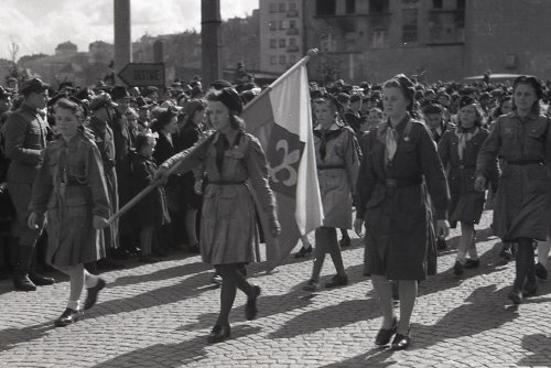 Przemarsz harcerek ulicami Gdyni w pierwszą rocznicę wyzwolenia miasta (fot. Florian Staszewski / zbiory Muzeum Miasta Gdyni)