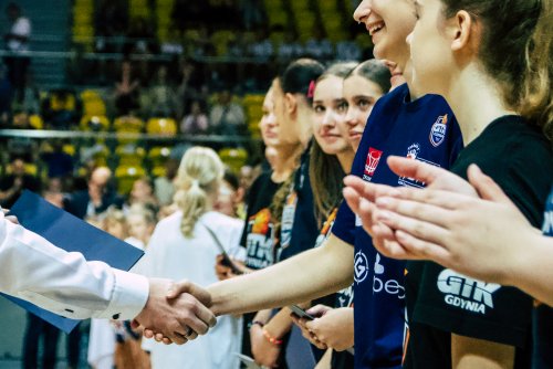 Jakub Ubych, Wiceprzewodniczący Rady Miasta Gdyni składający gratulacje dla zawodniczek GTK Gdynia.