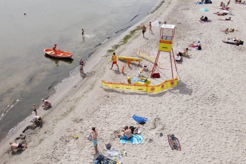 Na wszystkich strzeżonych gdyńskich kąpieliskach powiewają białe flagi (fot. Konrad Maćkowiak, zdj. archiwalne)