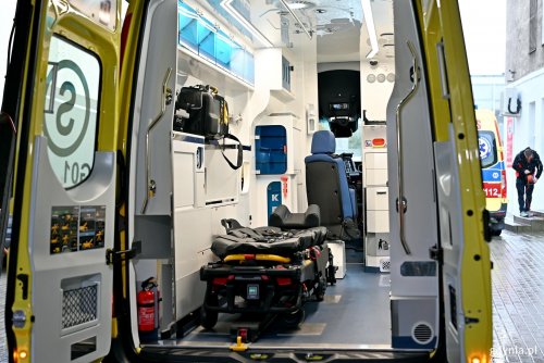 Nowe ambulanse są wyposażone w nowoczesny sprzęt medyczny (fot. Magdalena Czernek)