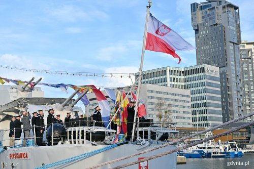 Uroczyste podniesienie bandery i wielkiej gali banderowej na „Błyskawicy”  z okazji 90. rocznicy chrztu i wodowania okrętu (fot. Magdalena Czernek)