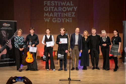 Laureaci tegorocznej edycji konkursu w towarzystwie członków jury oraz naczelniczki Wydziału Edukacji UMG Iwony Tanewskiej i dyrektor Szkoły Muzycznej I i II st. w Gdyni  Joanny Rutkowskiej (fot. Wojtek Rudnik)