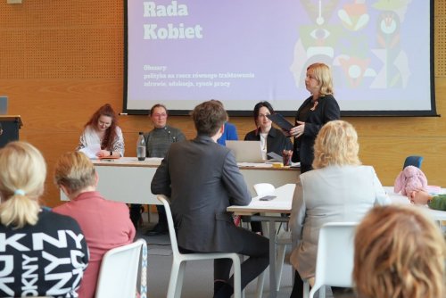 Posiedzenie Gdyńskiej Rady Kobiet w Pomorskim Parku Naukowo-Technologicznym w Gdyni. Na zdjęciu m.in.: wiceprezydentka Gdyni Oktawia Gorzeńska oraz członkinie Rady Kobiet (fot. Magdalena Starnawska)