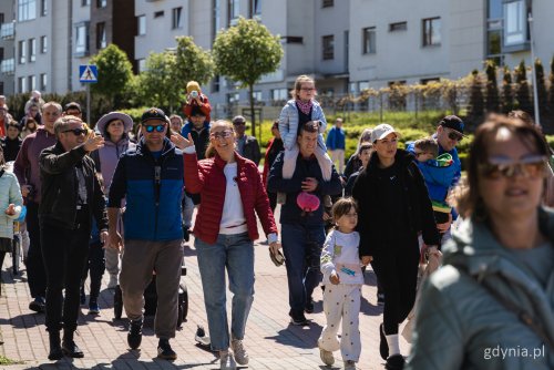 Mieszkańcy zaczęli świętowanie w niedzielę od przemarszu wzdłuż ulicy Strzelców (fot. Kamil Złoch)