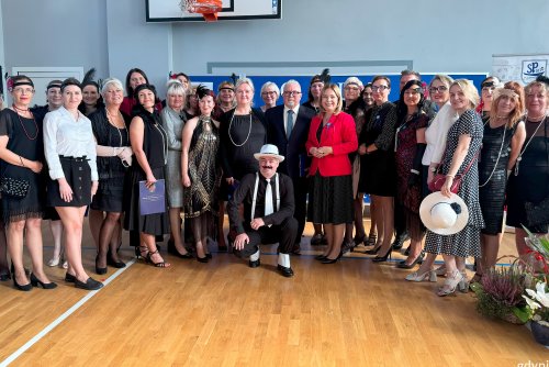 Jubileusz 90-lecia SP 10 w Gdyni: na zdjęciu wiceprezydentka Miasta Gdyni Oktawia Gorzeńska, pomorska wicekuratorka oświaty Jolanta Jankowska-Żmich, wiceprzewodnicząca Rady Miasta Gdyni Mariola Śrubarczyk-Cichowska, radna miasta Gdyni Agnieszka Tokarska, naczelniczka Wydziału Edukacji Urzędu Miasta Gdyni Iwona Tanewska, dyrektor SP 10  Marek Dąbkowski oraz nauczyciele i nauczycielki w strojach retro w klimacie „flapper” (fot. Katarzyna Balcerzak)