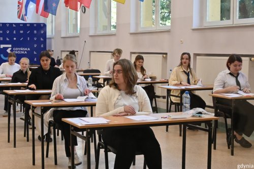 Maturzystki i maturzyści gdyńskiej „Trójki