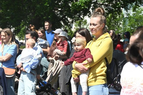 W sadzeniu drzewka wzięły udział dzieci urodzone w 2025 roku (fot. Aneta Marczak)