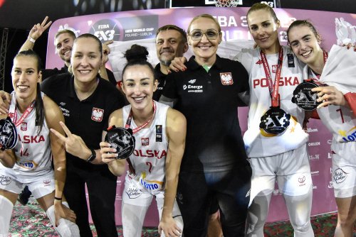 Reprezentacja Polski w koszykówce 3x3 z medalami za Wicemistrzostwo Świata.