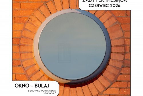 Okno-bulaj na elewacji budynku przy ul. Polskiej 21 (fot. B. Ponikiewski)