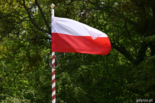 Flaga państwowa wciągnięta na maszt z okazji oficjalnej uroczystości (fot. Michał Puszczewicz)