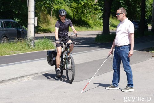 Rowerzysta i niewidomy mężczyzna – bohaterowie spotu edukacyjnego Wydziału Dostępności Urzędu Miasta Gdyni i Wydziału Ruchu Drogowego Komendy Miejskiej Policji w Gdyni (fot. Magdalena Starnawska)