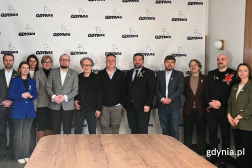 Gdyński Fundusz Filmowy zostanie reaktywowany. Decyzję podjęła Rada Miasta Gdyni. Na zdjęciu od lewej radni: Marcus da Silva, Norbert Anisowicz, Monika Strzałkowska, Mariola Śrubarczyk-Cichowska, Teresa Bysewska. Dalej Mariusz Bzdęga, dyrektor zarządzający ds. kultury i aktywności mieszkańców, reżyser Robert Gliński, Jerzy Rados, dyrektor Gdyńskiego Centrum Filmowego, Tadeusz Szemiot, przewodniczący Rady Miasta Gdyni. Radni: Dominik Aziewicz, Łukasz Piesiewicz, Jakub Żynis oraz Larysa Kramin (fot. Łukasz Kamasz) 