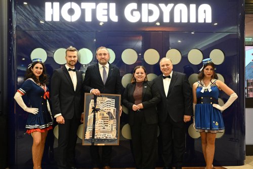 Na zdjęciu m.in.: Michał Woźnicki, zastępca dyrektora Hotelu Mercure Gdynia Centrum, wiceprezydent Gdyni Tomasz Augustyniak, prezydent Gdyni Aleksandra Kosiorek oraz Krzysztof Arcyman, dyrektor Mercure Gdynia Centrum, z upominkiem przekazanym z okazji ponownego otwarcia obiektu po modernizacji (fot. Michał Puszczewicz)