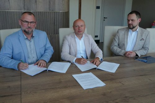 Podpisanie umowy na realizację parku przy ul. Władysława IV. Od lewej: Radosław Gromuł, wykonawca zadania - firma Akacja, Tomasz Gałązka, dyrektor zarządzający ds. inwestycji UM Gdyni, Rafał Studziński, naczelnik Wydziału Inwestycji UM Gdyni (fot. Dorota Patzer)