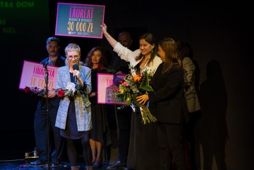 Na zdjęciu: Malina Prześluga, tegoroczna laureatka Gdyńskiej Nagrody Dramaturgicznej z Marta Miłoszewską, dyrektorką Teatru Miejskiego w Gdyni, Oktawią Gorzeńską, wiceprezydentką Gdyni i finalistami (fot. Paweł Budziński)