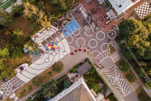 Mural na Al. Hallera w Gdyni zrealizowany dzięki grantowi Bloomberg Philanthropies w ramach programu Asphalt Art Initiative (fot. Karol Stańczak)