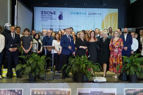 Nowa klasa patronacka Siemens Gamesa startuje we wrześniu. Na zdjęciu m.in.: wiceprezydentka Oktawia Gorzeńska, naczelnik Wydziału Edukacji Iwona Tanewska, przedstawiciele firmy Siemens Gamesa, radni, zaproszeni goście wraz z nauczycielami i uczniami (fot. Magdalena Starnawska)