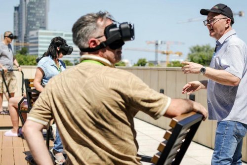 Zwiedzający na tarasie Muzeum Miasta Gdyni w trakcie oglądania filmów VR (fot. Kamil Gozdan)