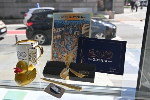 Seria nowych gadżetów z okazji 100-lecia Gdyni zawitała do Miejskiej Informacji Turystycznej (fot. Dorota Patzer)