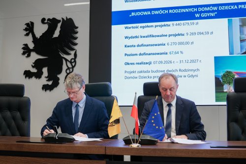 Wiceprezydent Gdyni Rafał Geremek oraz marszałek województwa pomorskiego Mieczysław Struk podpisują umowę na budowę dwóch rodzinnych domów dziecka na Babich Dołach (fot. Karolina Ford)