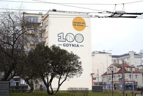 Identyfikacja graficzna na stulecie miasta na ścianie budynku przy ul. 10 Lutego 5 (fot. Magda Śliżewska)