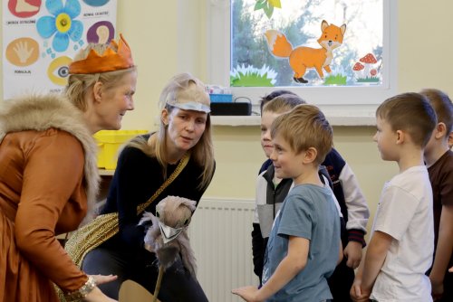 „Księżniczka i Wróbelek bezpieczni na drodze” – gdyńskie przedszkolaki uczą się bezpieczeństwa na drodze. Na zdjęciu dzieci z grupy Niezapominajki z przedszkola nr 28 oraz aktorki z Teatru Gdynia Główna (fot. Katarzyna Balcerzak)