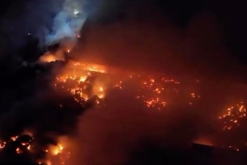 W środę, 22 kwietnia przy ulicy Północnej wybuchł pożar w magazynie składującym makulaturę (fot. KMSP w Gdyni)