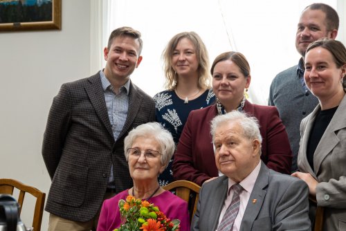 Prezydent Gdyni Aleksandra Kosiorek z jubilatami oraz ich najbliższymi (fot. Kamil Złoch) 
