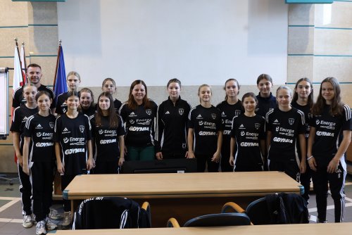 Prezydent Gdyni Aleksandra Kosiorek z piłkarkami Checzy Gdynia na spotkaniu w Urzędzie Miasta (fot. Magda Śliżewska)