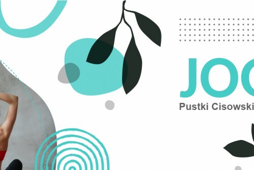 Kobieta ćwicząca jogę na plakacie promującym zajecia na Pustkach Cisowskich-Demptowie.