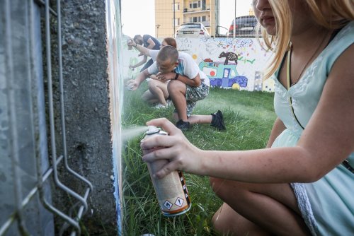 Malowanie muralu z mieszkańcami na Witominie, fot. K.Misztal-Świderska