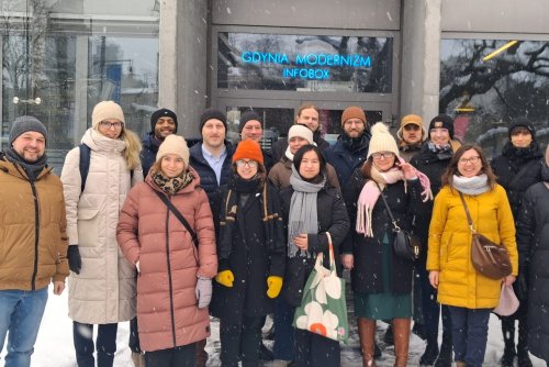 Uczestnicy spotkania przed gdyńskim  INFOBOX-em (mat.Gdynia Mobilna)