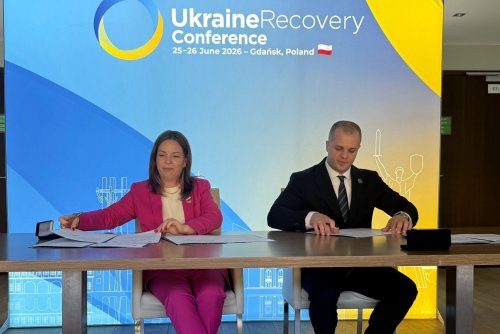 Dokument o współpracy partnerskiej podpisują: wiceprezydentka Gdyni Oktawia Gorzeńska i Yaroslav Shanko, szef chersońskiej Miejskiej Administracji Wojskowej (fot. Joanna Leman)