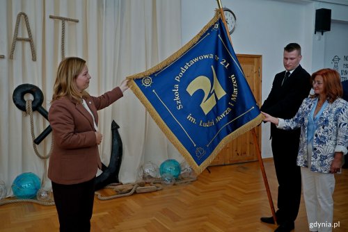 Podczas uroczystości Szkole Podstawowej nr 21 w Gdyni nadano nowe imię – Ludzi Morza i Marzeń. Nowy sztandar zaprezentowały wiceprezydentka Gdyni Oktawia Gorzeńska i dyrektorka Anna Jachowska (fot. Magdalena Czernek)
