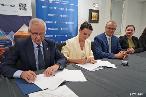 W podpisaniu umowy ws. finansowania i budowy łącznicy Obwodnicy Metropolii Trójmiejskiej uczestniczyli m.in. (od lewej): starosta kartuski Bogdan Łapa, wojewoda pomorska Beata Rutkiewicz, wicewojewoda pomorski Emil Rojek i prezydent Gdyni Aleksandra Kosiorek (fot. Magdalena Czernek)
