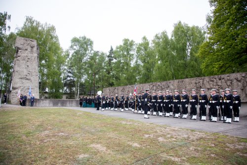 Posterunek honorowy, Orkiestra i Kompania Reprezentacyjna Marynarki Wojennej oraz Akademicki Chór Uniwersytetu Gdańskiego pod pomnikiem Walki i Męczeństwa w Muzeum Stutthof w Sztutowie podczas uroczystości z okazji 80. rocznicy wyzwolenia obozu koncentracyjnego Stutthof (fot. Muzeum Stutthof w Sztutowie)