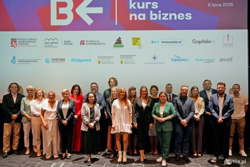 Wspólne zdjęcie laureatek, finalistów i członków jury konkursu „Kurs na biznes” z prezydent Aleksandrą Kosiorek i Tomaszem Augustyniakiem – dyrektorem zarządzającym ds. społecznych Urzędu Miasta Gdyni (fot. Magdalena Czernek)