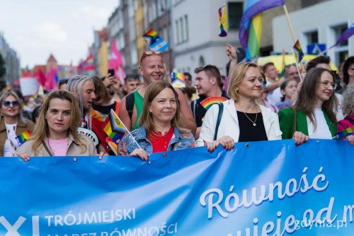 Uczestnicy 11. Trójmiejskiego Marszu Równości ruszyli ze Skweru Świętopełka Wielkiego. Na czele pochodu (od lewej): Magdalena Cieślik – wiceprezydentka Sopotu, Oktawia Gorzeńska – wiceprezydentka Gdyni, Anna Olkowska-Jacyno – wicewojewoda pomorska czy Agnieszka Dziemianowicz-Bąk – ministra rodziny, pracy i polityki społecznej (fot. Paweł Budziński)