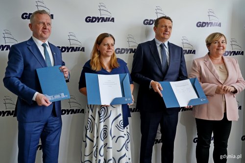 Od lewej: Wojciech Folejewski – prezes zarządu spółki OPEC, prezydent Gdyni Aleksandra Kosiorek, Mariusz Michałek – wiceprezes zarządu PGE Energia Ciepła oraz Ewa Barszcz – dyrektor oddziału Wybrzeże PGE Energia Ciepła w Gdańsku po podpisaniu listu intencyjnego ws. dekarbonizacji systemu ciepłowniczego (fot. Magdalena Czernek)