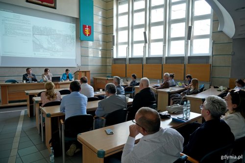 Prezydent Aleksandra Kosiorek, wiceprezydent Maciej Zielonka, Iwona Markešić – dyrektor Biura Planowania Przestrzennego Miasta Gdyni oraz radni miasta i dzielnicy Oksywie podczas spotkania w Urzędzie Miasta Gdyni (fot. Magdalena Czernek)