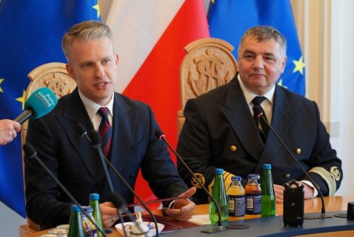 Przetarg na pierwszy etap budowy nowego żaglowca dla Uniwersytetu Morskiego zostanie ogłoszony w kwietniu. Na zdjęciu widoczni: Arkadiusz Marchewka, wiceminister infrastruktury oraz prof. dr hab. inż. kpt. ż.w. Adam Weintrit, rektor Uniwersytetu Morskiego (fot. Łukasz Kamasz)