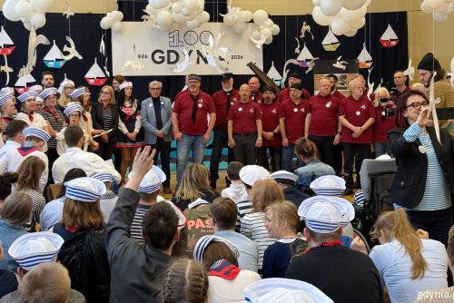 Uroczyste obchody 100-lecia Gdyni połączone z gościnnym występem chóru „Zawisza Czarny” w ZSS nr 17 w Gdyni (fot. Katarzyna Balcerzak)