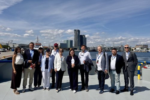 Rejs holownikiem po Porcie Gdynia. Na zdjęciu m.in. prezydent Gdyni Aleksandra Kosiorek, ambasador Wielkiego Księstwa Luksemburga  JE Peggy Frantzen, prezes Portu Gdynia Piotr Gorzeński (fot. Natalia Kawalerowicz)