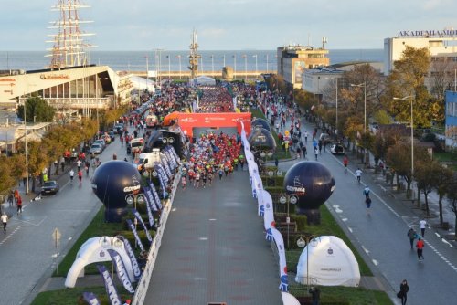 Uczestnicy startujący Aleją Jana Pawła II biegnący w kierunku Skweru Kościuszki (fot. Gdyńskie Centrum Sportu)
