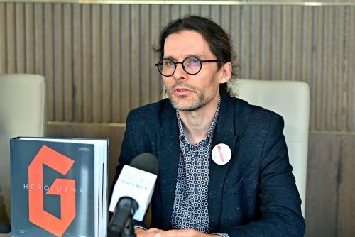 Dr Marcin Szerle z Muzeum Miasta Gdyni prezentuje nowy tom monografii miasta (fot. Magdalena Czernek)