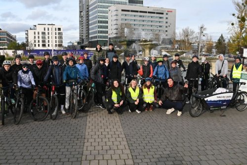 Uczestnicy przejazdu rowerowego na zakończenie kampanii „Jak szkoła to dwa koła