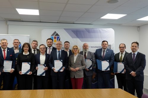 Przedstawiciele jedenastu samorządów, w tym Gdyni i Gdańska, podpisali w Kartuzach porozumienie o zamiarze utworzenia Kartuskiego Związku Powiatowo-Gminnego. W wydarzeniu uczestniczyli m.in. sekretarz miasta Gdyni i dyrektor generalny Urzędu Miasta Gdyni Łukasz Kobus (trzeci z prawej) oraz dyrektor ZKM w Gdyni Hubert Kołodziejski (pierwszy z prawej) (mat. prasowe ZKM Gdynia) 