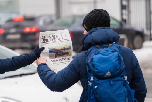 Dziennik Bałtycki można było otrzymać przy ciągach komunikacyjnych. Druga szansa pojawi się po południu (Fot. Paweł Budziński)