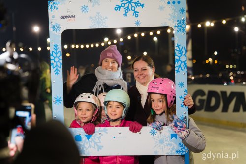 Prezydent Gdyni Aleksandra Kosiorek z uczestniczkami otwarcia gdyńskiego lodowiska (fot. Paweł Budziński)
