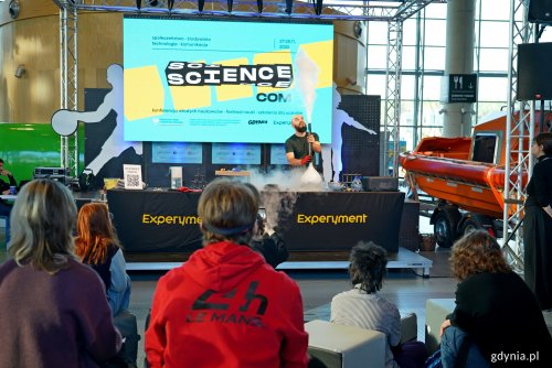 Podczas ScienceCom uczniowie z pomorskich szkół mogą m.in. zobaczyć ciekawe eksperymenty naukowe (fot. Magdalena Czernek) 